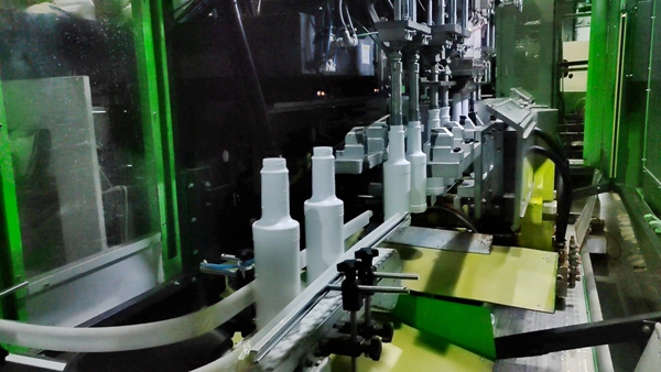 兴田塑胶：吹塑生产车间自动化传送线